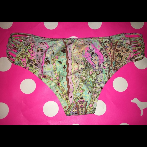 NWT VS “The Cheeky” Swim bottom - xs - Picture 3 of 5